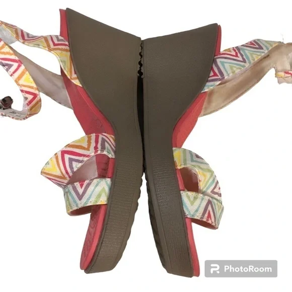 Crocs Leigh Fabric Multicolor Geometric Ankle Strap Platform Wedge Sandal Size 9 - Picture 10 of 13